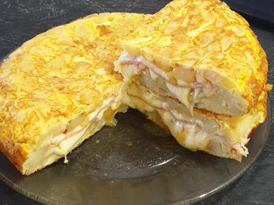 Tortilla de papa extra crocante con jamón y queso: rendidora y con un sabor exquisito para disfrutar en casa