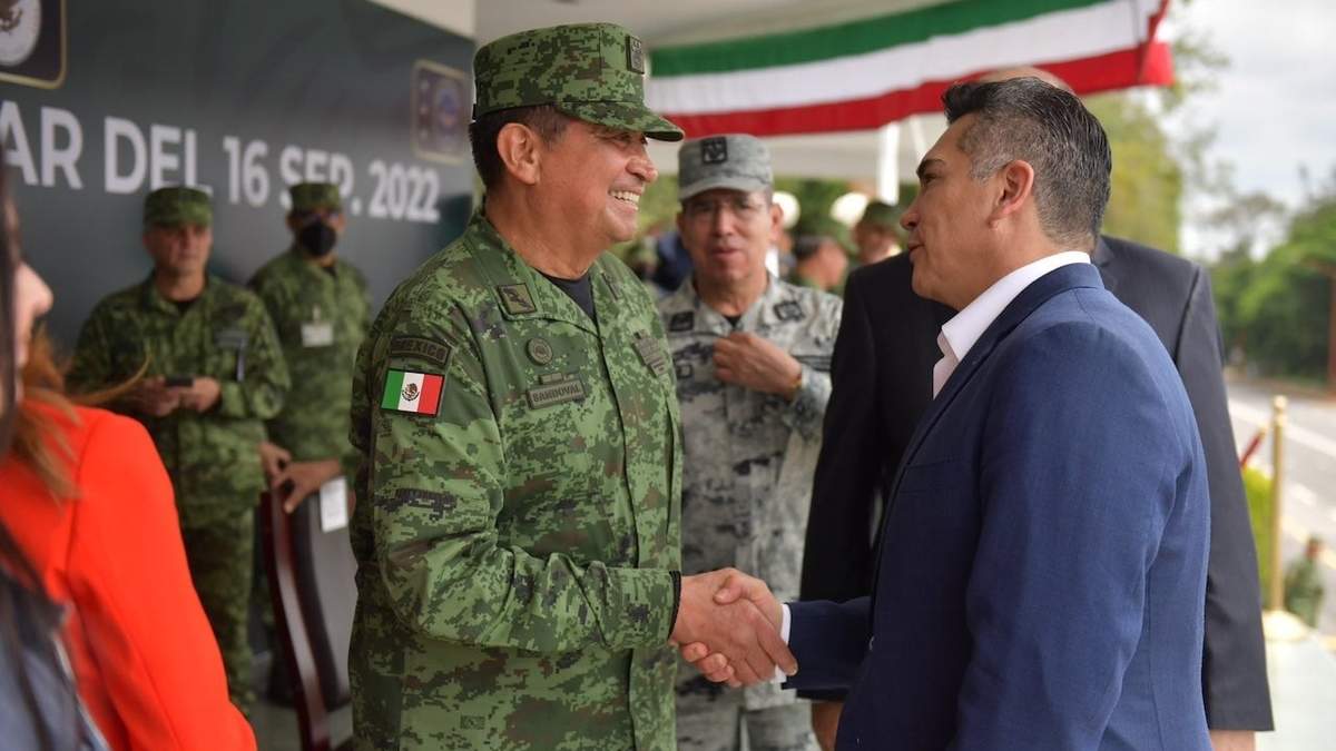 Luis Cresencio Sandoval y Alejandro Moreno