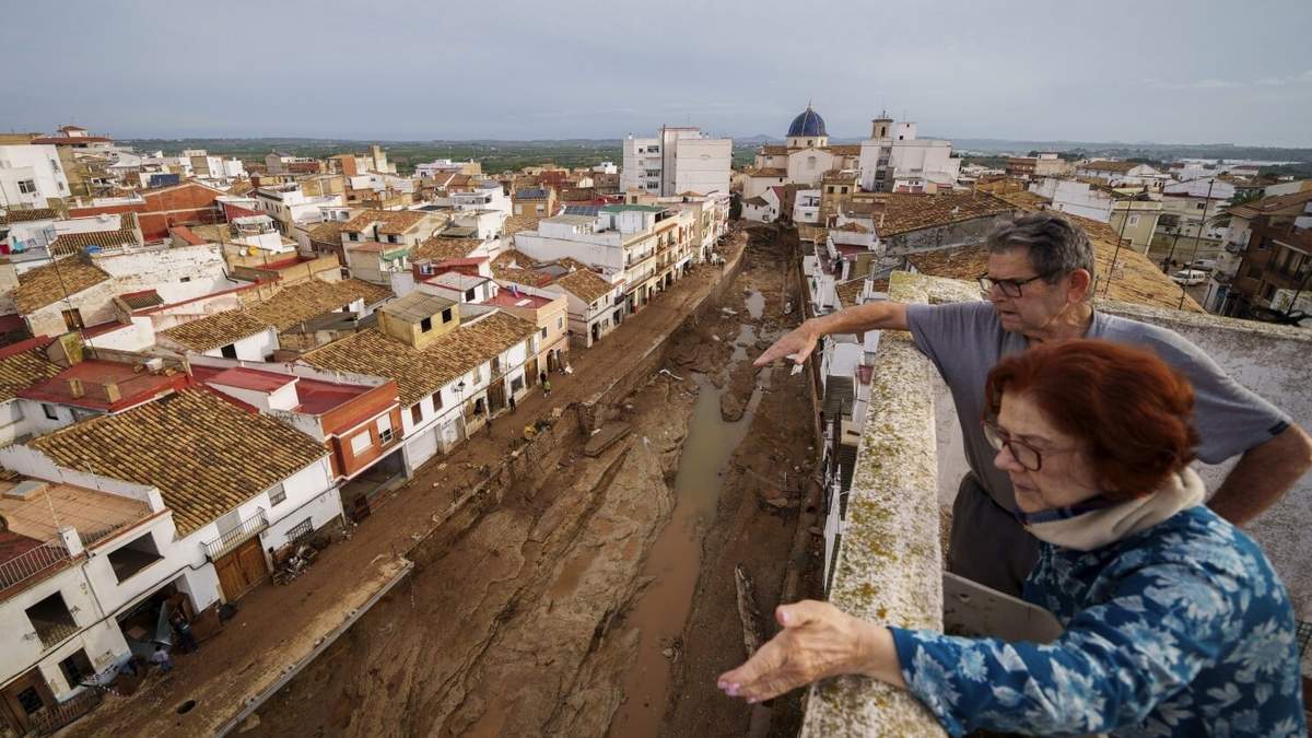 Dos personas observan las zonas afectadas por las inundaciones en Chiva, cerca de Valencia, España