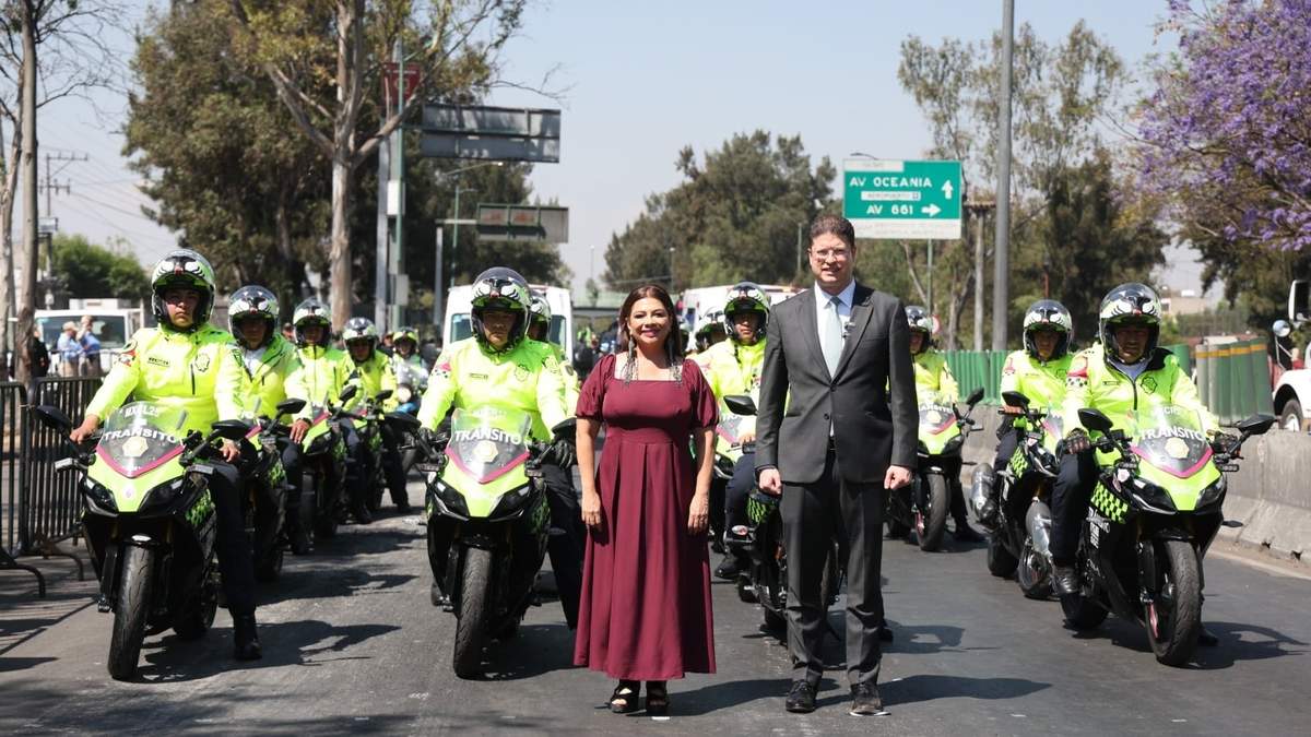 La jefa de Gobierno de la CDMX, Clara Brugada, y el secretario de Seguridad de la capital, Pablo Vázquez Camacho dan el banderazo de salida para el inicio del operativo de seguridad con motivo de la temporada vacacional de Semana Santa