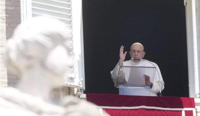 El papa Francisco ofrece la plegaria del Angelus en la plaza de San Pedro del Vaticano.