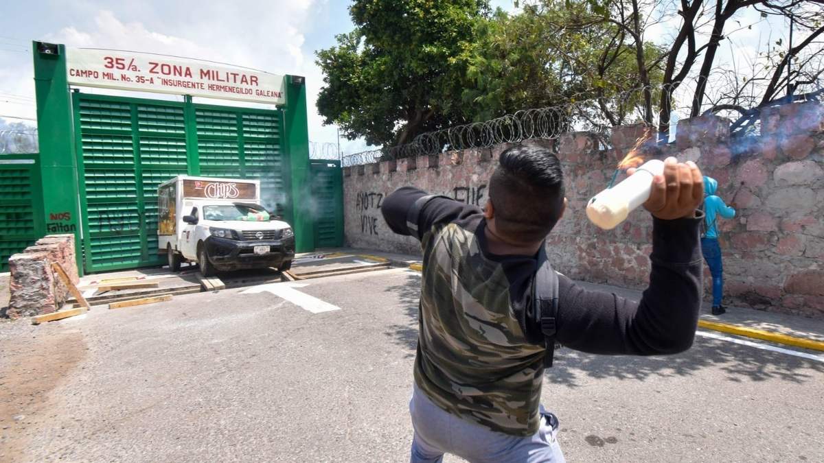Un normalista lanza un petardo a las instalaciones de la 35 Zona Militar