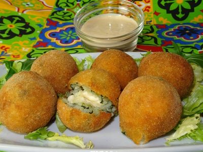 No tires el puré que sobró: prepará estas ricas bombas de papa y espinaca, perfectas para un almuerzo exprés