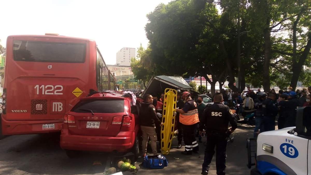 Choque contra el Metrobús en Insurgentes
