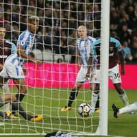 'Chicharito” sale de la cancha y su equipo, el West Ham, amarra la victoria