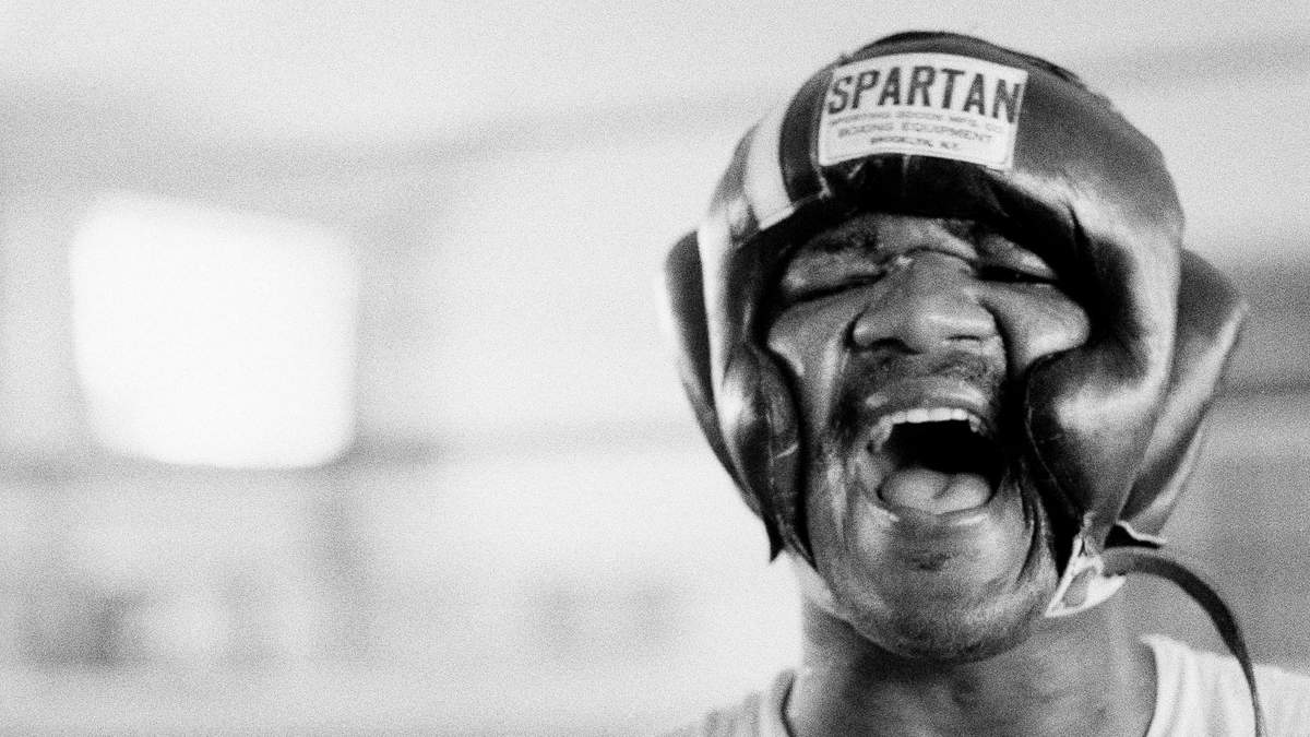 George Foreman sonríe durante un entrenamiento en N'Sele, Zaire, el 15 de octubre de 1974