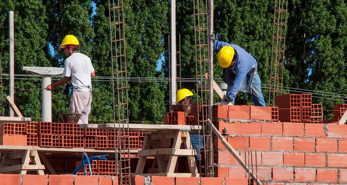 El gobernador presenta este jueves el plan de obras para la construcción de viviendas. Fuente: (Gobierno de Neuquén)