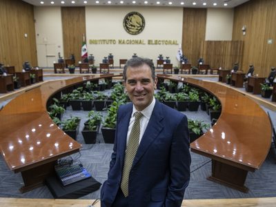 Lorenzo Córdova se da seguro médico por 295 mdp hasta el 2025; deja el INE en 2023