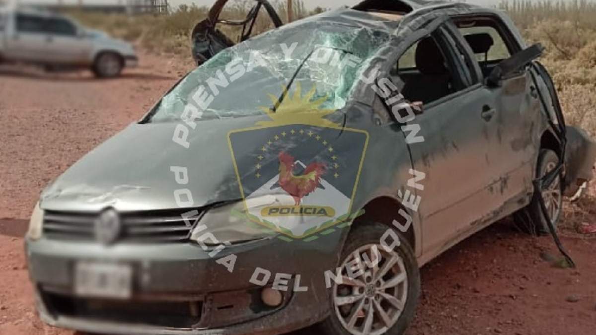 Estado en el que quedó el VW Fox tras los cuatro tumbos. Fuente (Policía de Neuquén)