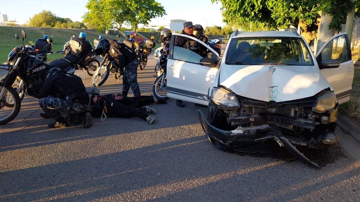 Los ocupantes del vehículo quedaron detenidos tras estrellarse contra un poste en el puente carretero. Fuente (Fabián Martínez)