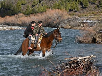 Dos adolescentes cayeron al Río Cuyín Manzano y perdieron sus elementos de estudio