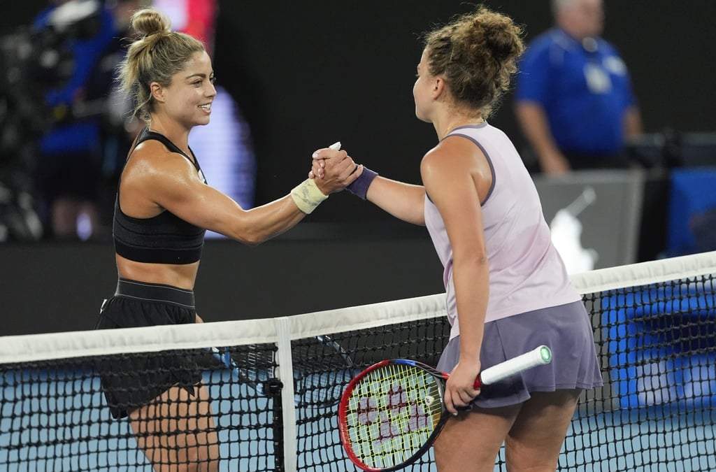 Renata Zarazúa y Jasmine Paoli se dan la mano tras el encuentro
