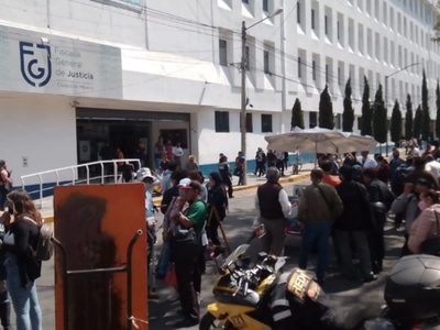 Con bloqueo vial, trabajadores de la FGJCDMX rechazan examen de oposición