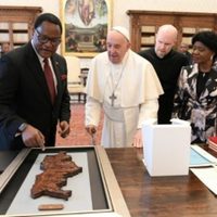 El Papa recibe al presidente de Malaui y le regala una pieza que representa un barco de migrantes
