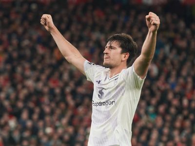 Manchester United vence al Liverpool por 2-1 con gol de Harry Maguire en el último minuto
