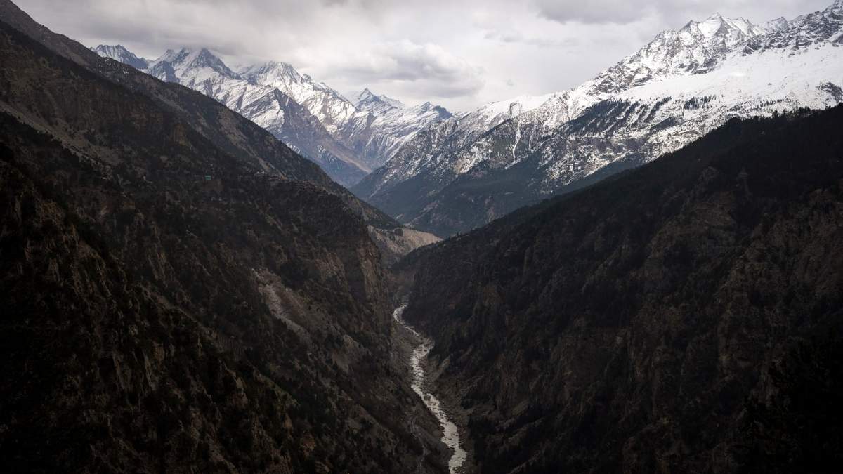 El río Sutlej entre el valle bajo los picos nevados en el distrito de Kinnaur, en el estado himalayo de Himachal Pradesh, India
