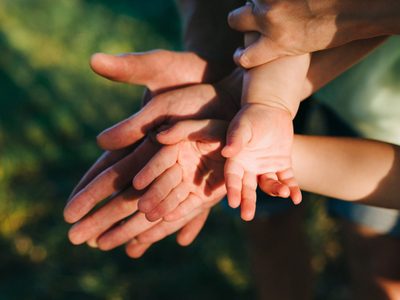 Familias solidarias: lanzaron una convocatoria urgente para albergar a dos niñas y una adolescente