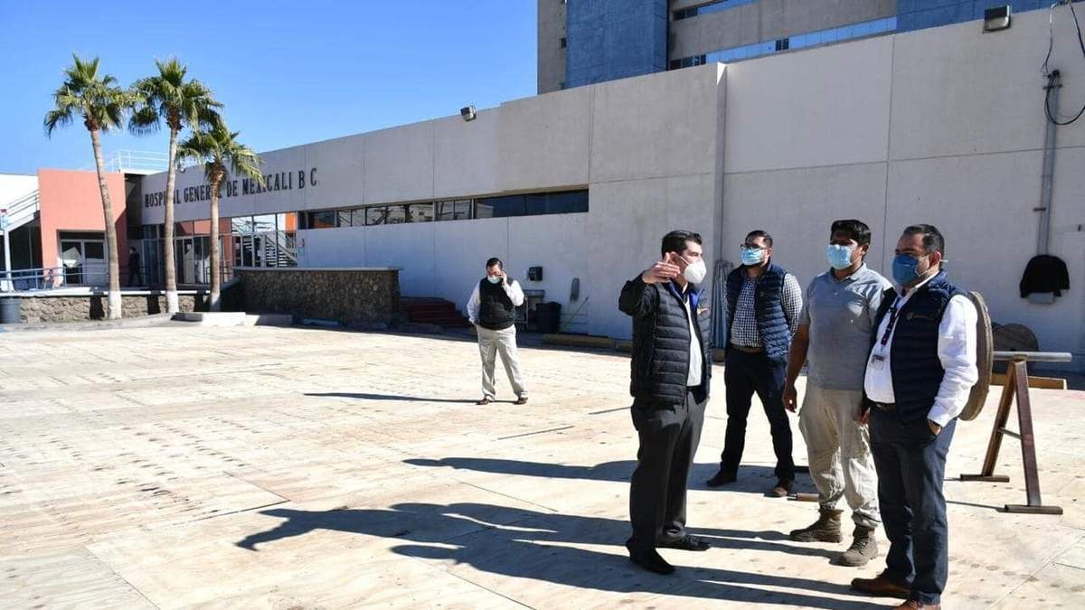 Autoridades de salud de Baja California en el Hospital General de Mexicali