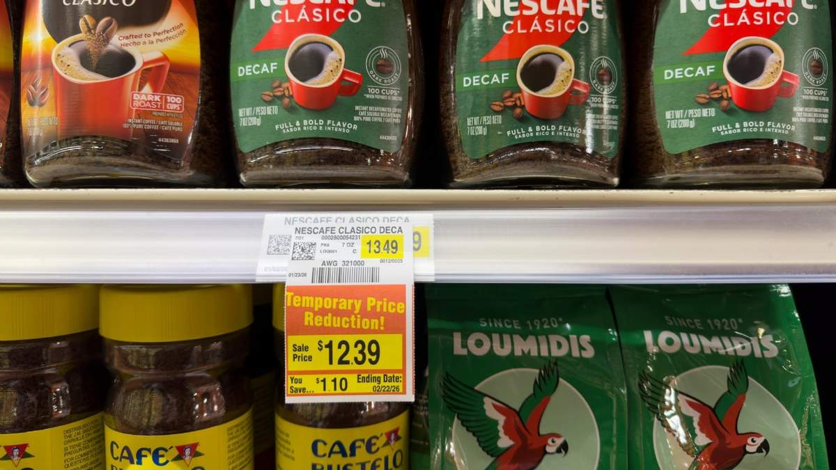 Café a la venta en un supermercado, el lunes 9 de febrero de 2026 en Chicago
