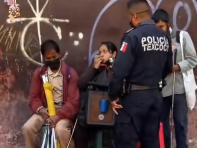 Policía de Texcoco desaloja a invidente y desata indignación en redes sociales