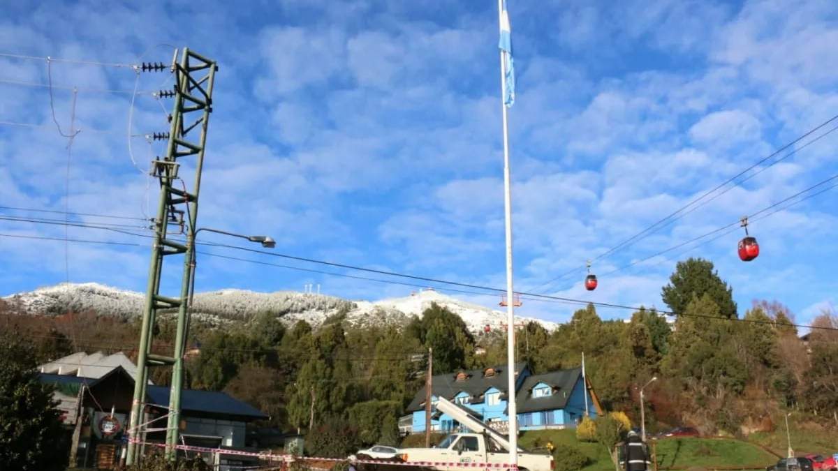Tendido de energía eléctrica de Bariloche. Fuente: (Twitter)