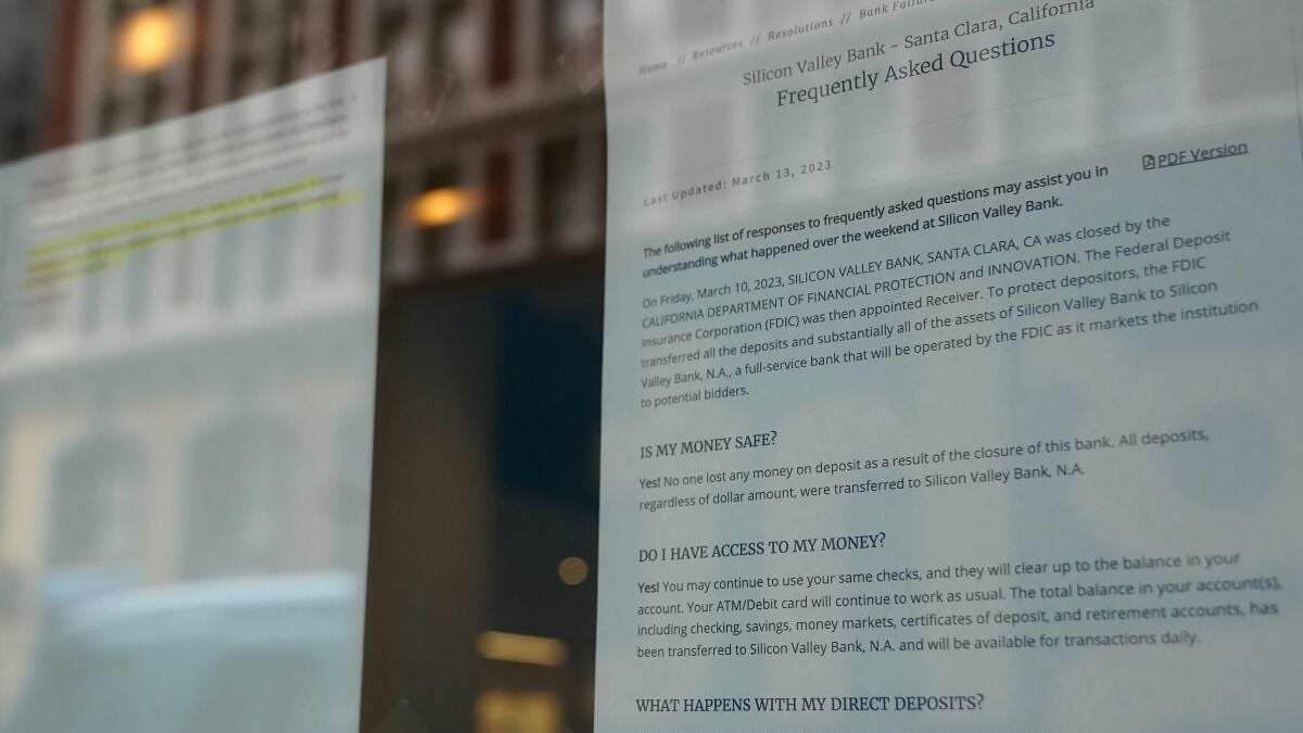 Avisos en la entrada de una sucursal del Silicon Valley Bank