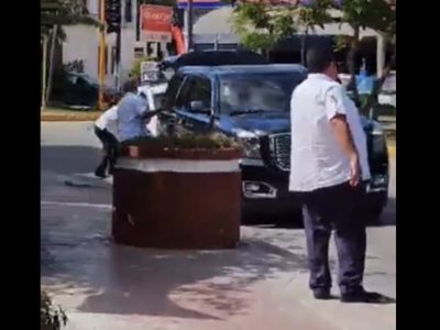 Taxistas de Cancún atacan con piedras y palos una camioneta llena de turistas (Video)
