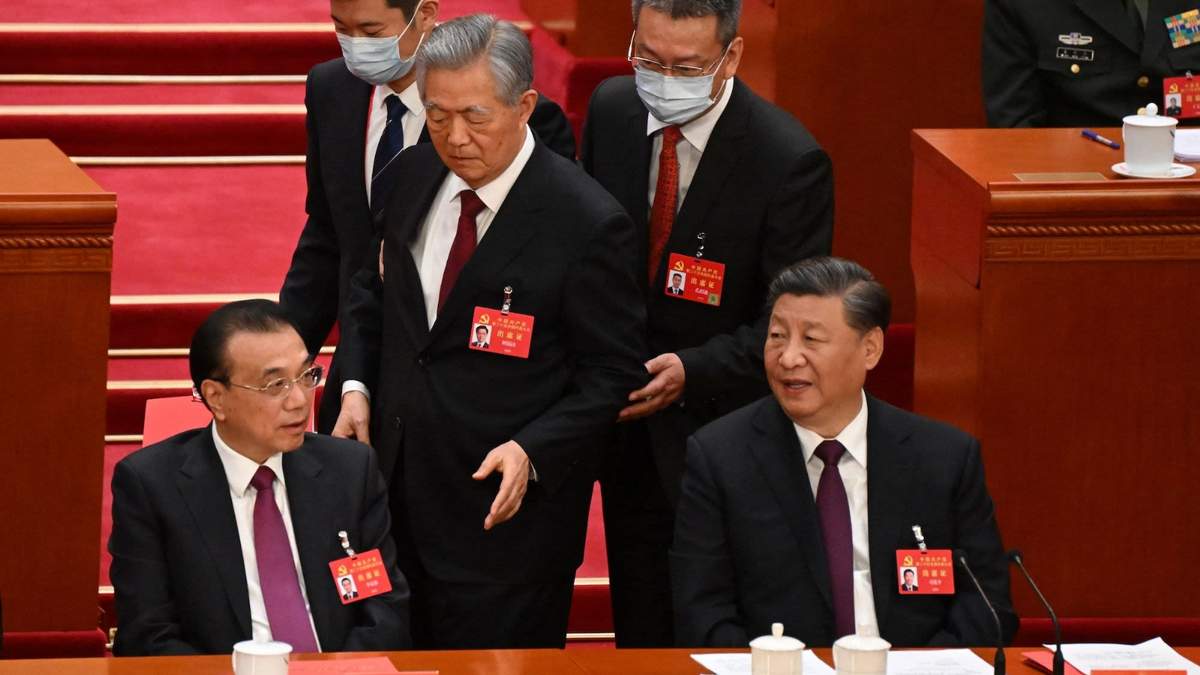 El momento donde retiran a Hu Jintao. Fuente: (Twitter)