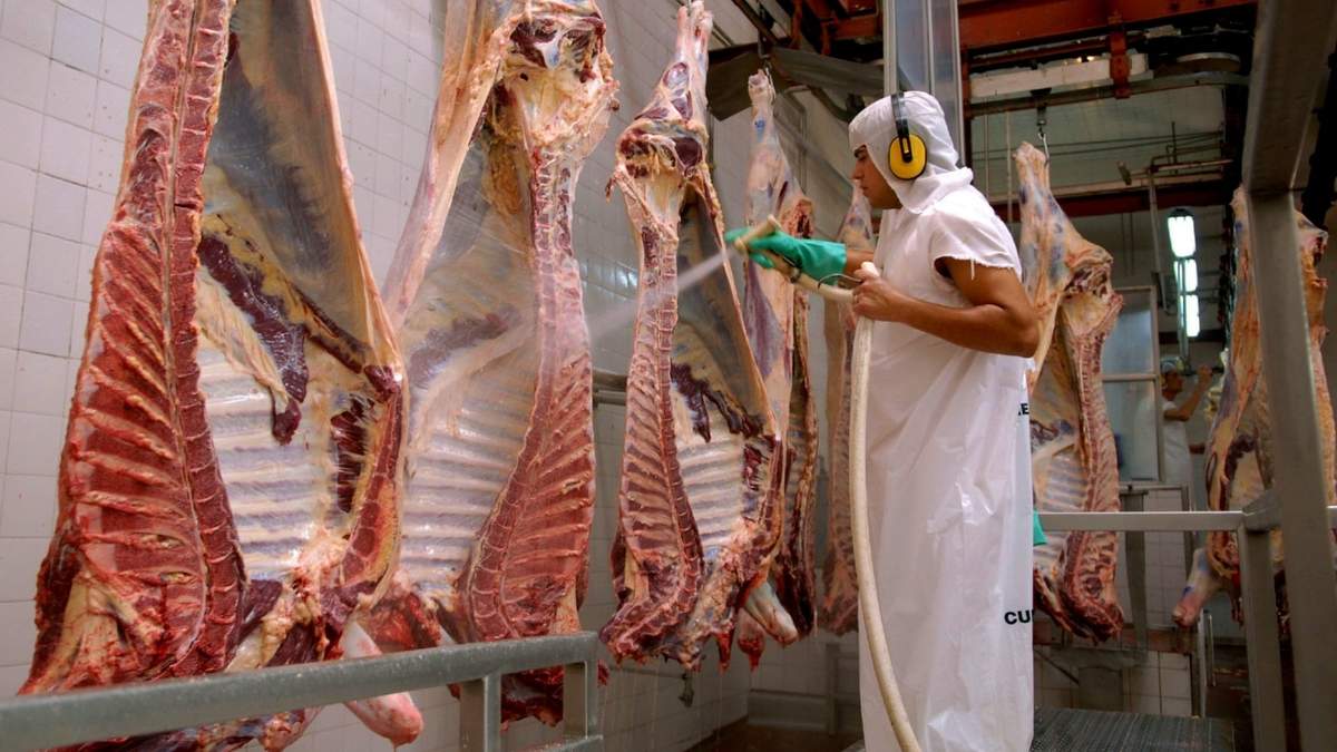 Un trabajador en el matadero de Zapala. Fuente: (Twitter)