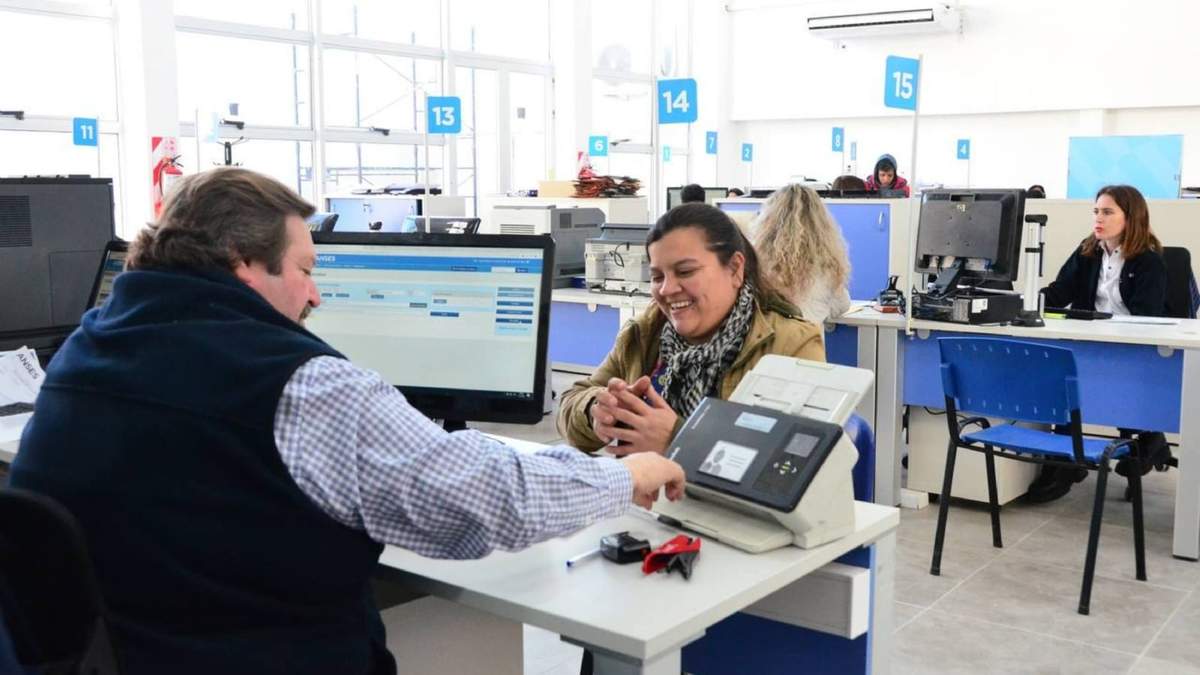 Todos los empleados públicos tienen que presentar el examen. Fuente: (X)