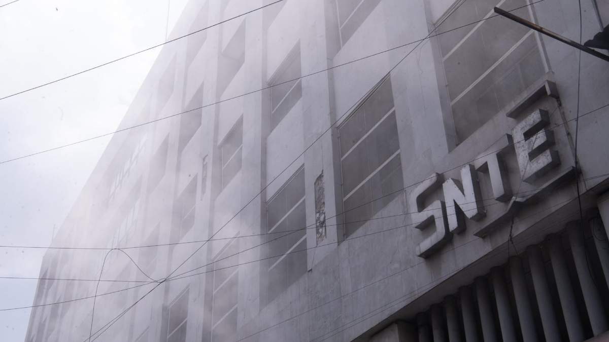 El edificio de la SNTE después de los actos vandálicos