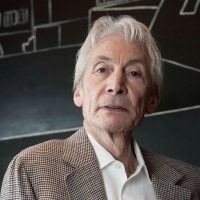 ¡Con lo que tenía a mano! El baterista de los Rolling Stones sorprendió con su mágica interpretación