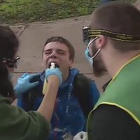 Agreden al fotógrafo que increpó Caputo