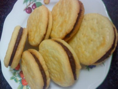 No gastes en el chino o supermercado: prepará estas crujientes galletitas rellenas de chocolate para merendar