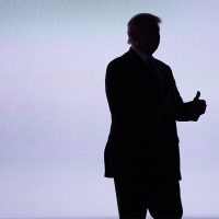 Trump apunta artillería hacia Hillary; hay desencanto republicano