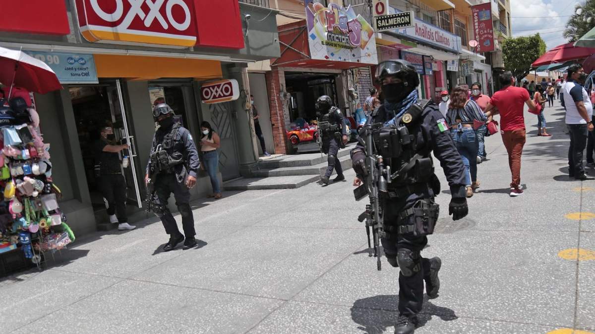 Policías de Guerrero realizan recorridos a pie por el primer cuadro de la ciudad ante el incremento de robos.