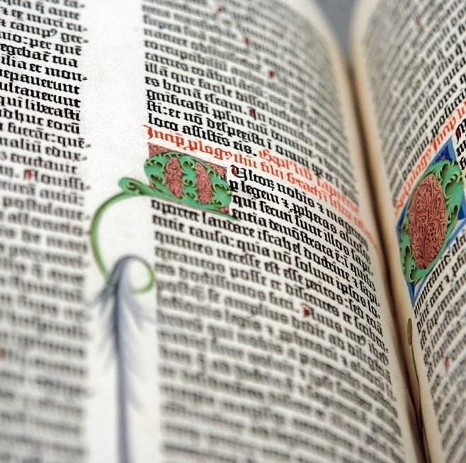 Un detalle del "Antiguo Testamento" en la Biblia de Gutenberg en la Biblioteca Morgan de Nueva York, el 19 de mayo de 2008. Tres veces por año, un curador de la biblioteca da vuelta a la página