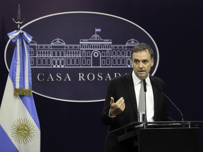 Se endureció la política migratoria y se arancelan servicios