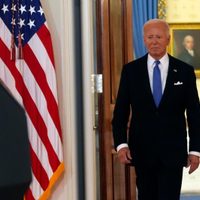 Legisladores demócratas divididos entre apoyar la campaña de Biden o activar la alarma