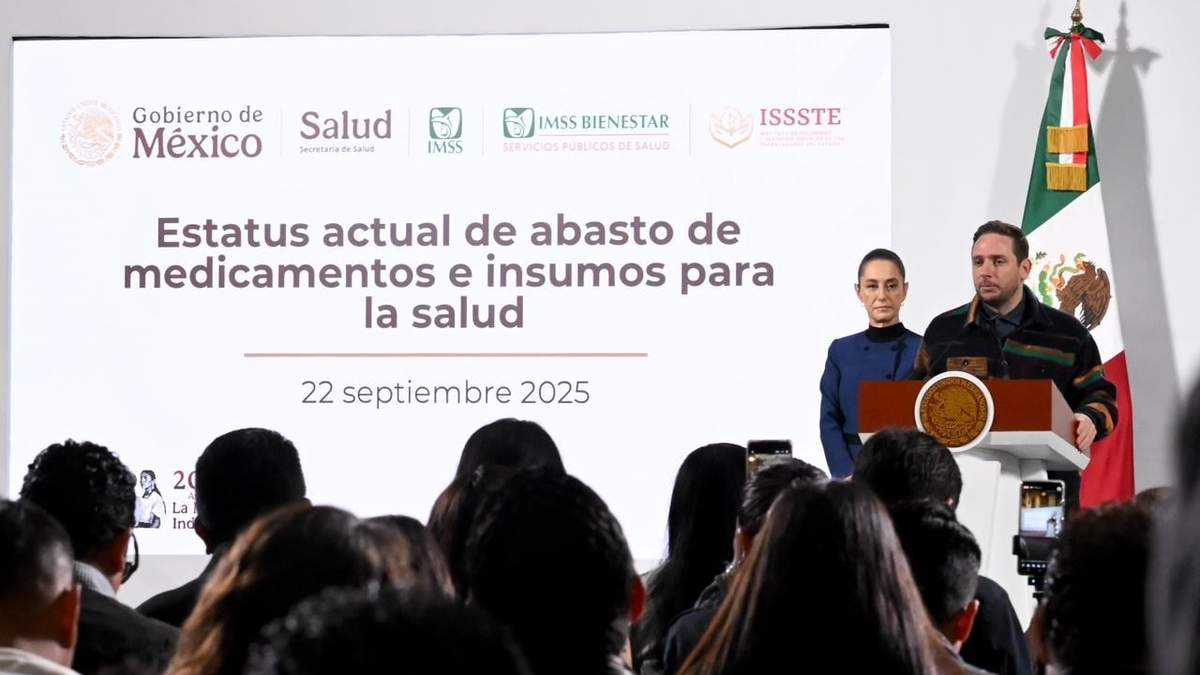 Claudia Sheinbaum y Eduardo Clark informan sobre el estatus actual de abasto de medicamentos e insumos para la salud, durante la conferencia matutina de Palacio Nacional, el lunes 22 de septiembre de 2025