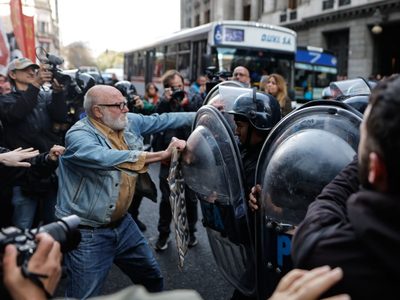 La policía volvió a reprimir en la marcha de los jubilados en el Congreso