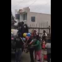 Regalan juguetes en San Martín Texmelucan a nombre del 'Loco Téllez”, líder huachicolero (Video)
