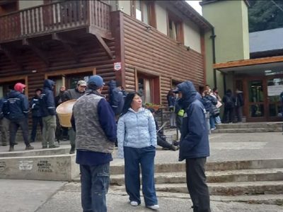 Municipales de Villa La Angostura protestaron por un error en la liquidación de sus haberes