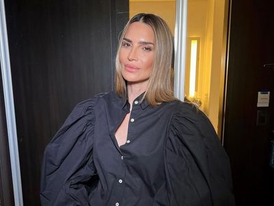 María Vázquez tiene la prenda clave para resaltar la feminidad en un estilo fluido: qué es y cómo se usa