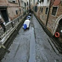 Canales de Venecia se secan ante inusuales mareas bajas