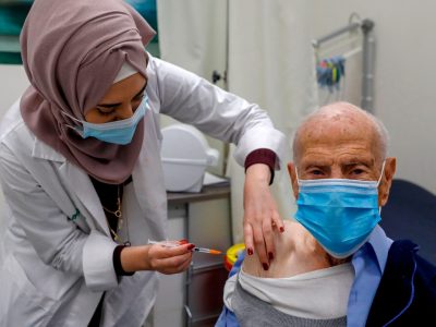 Israel donará un millón de vacunas a Palestina que están próximas a vencerse