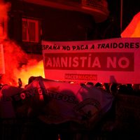 Ultraderechistas chocan con policías en protesta contra el gobierno de Pedro Sánchez