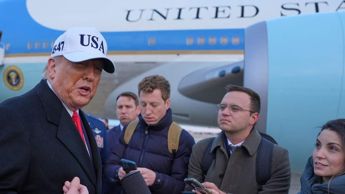 Donald Trump habla con periodistas en la Base Conjunta Andrews, en Maryland