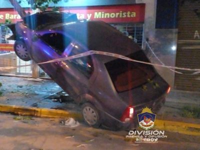 Un conductor alcoholizado chocó contra un árbol