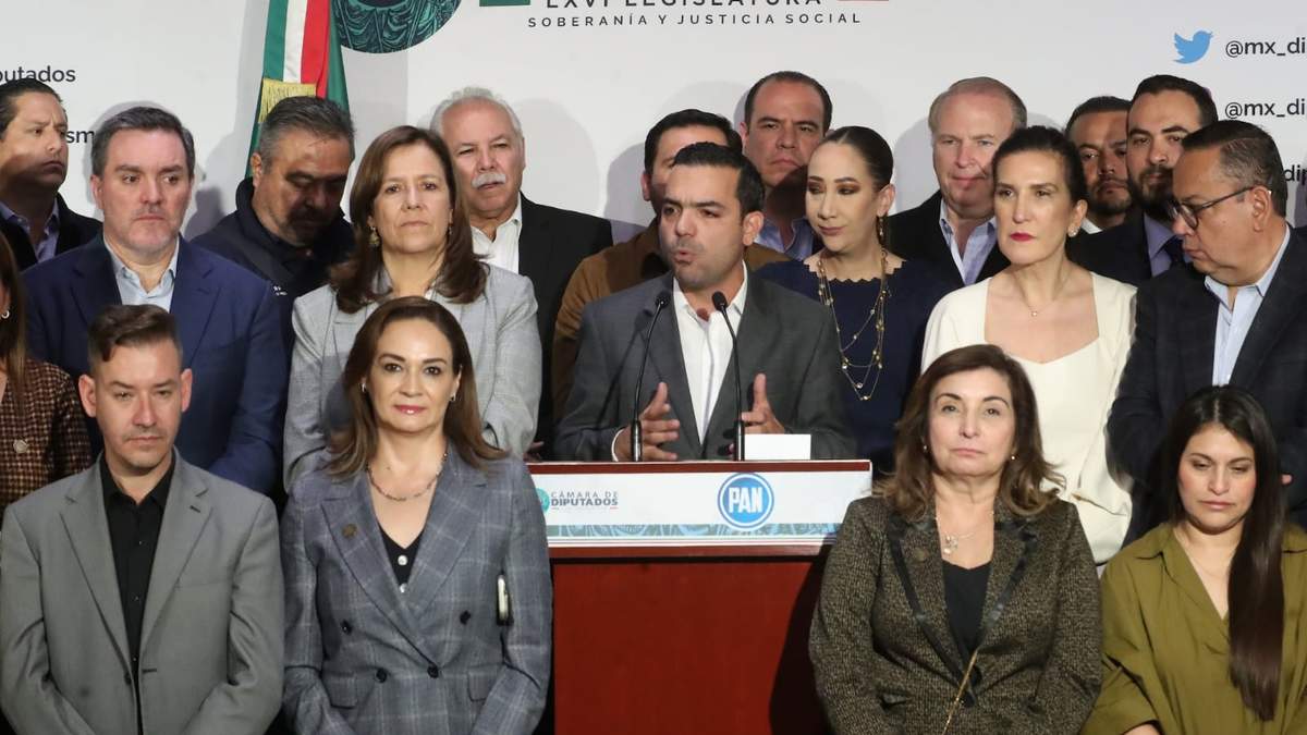 Federico Döring, Margarita Zavala, Kenia López y Germán Martínez flanquean al coordinador de la bancada del PAN, Elías Lixa